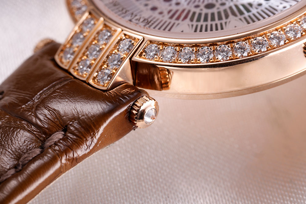 画像: ベゼルからラグへ。ストラップとの接続部分もしっかりと飾っている