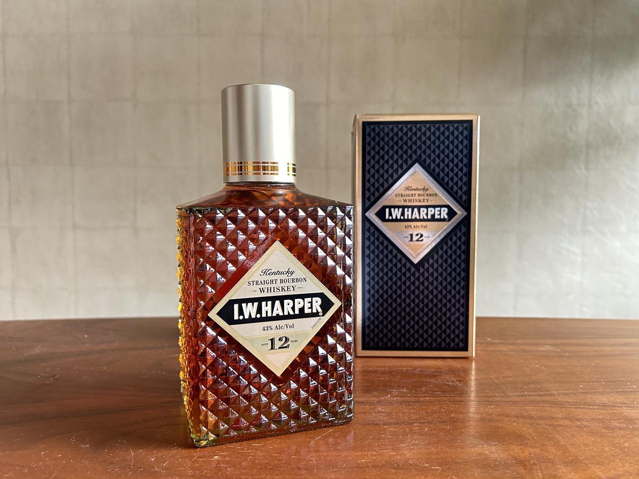 ゴージャスすぎるボトルから目が離せない！「I.W.ハーパー 12年」【酒