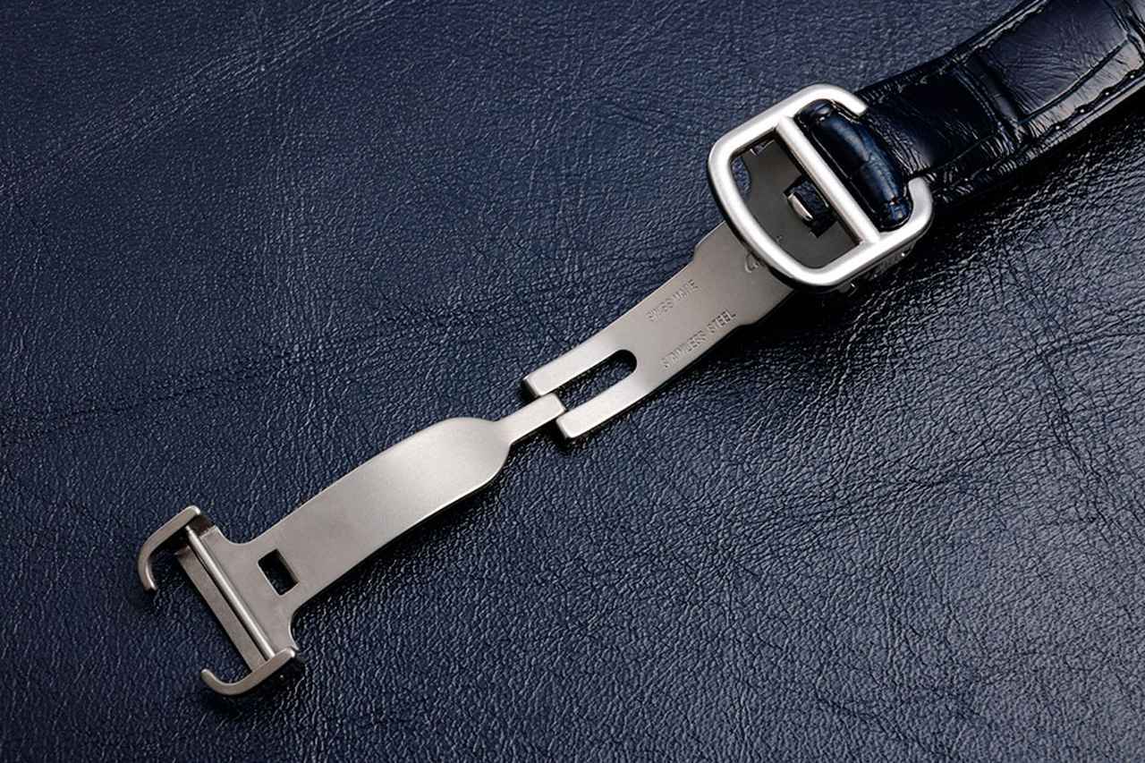 画像: 巻き込み式のDバックルを採用。装着感が良く、着脱もスムーズだ