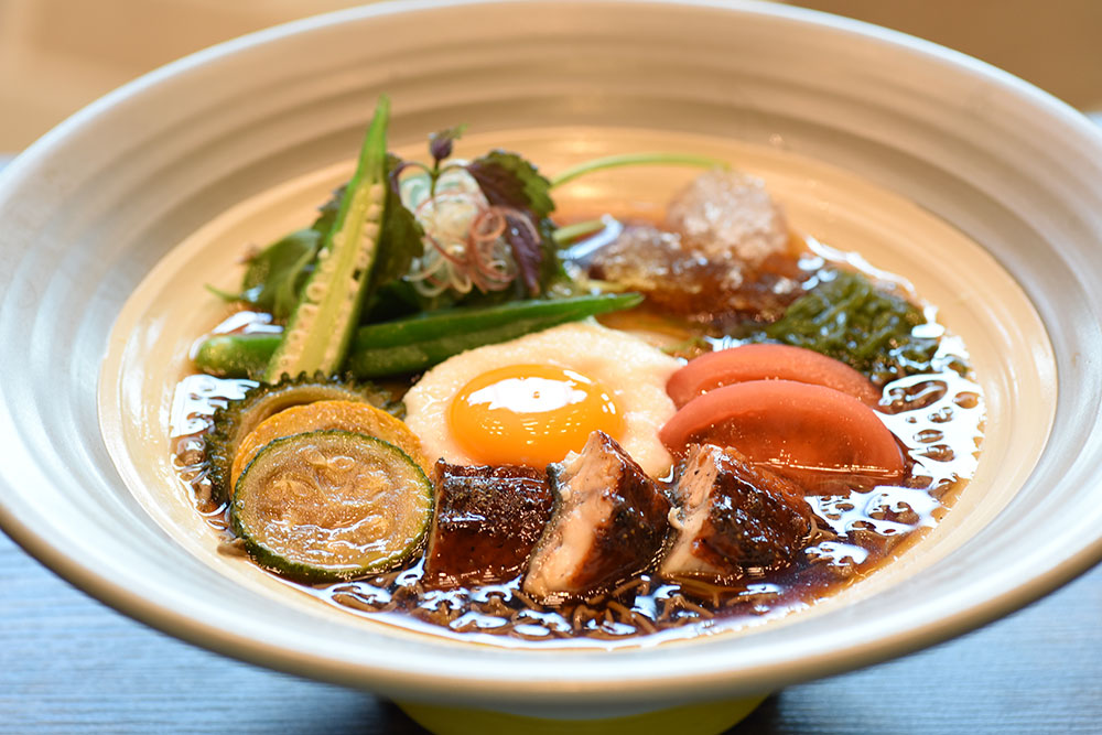 画像: 「氷出汁 うなぎと夏野菜のとろろおうどん」価格:1,980円