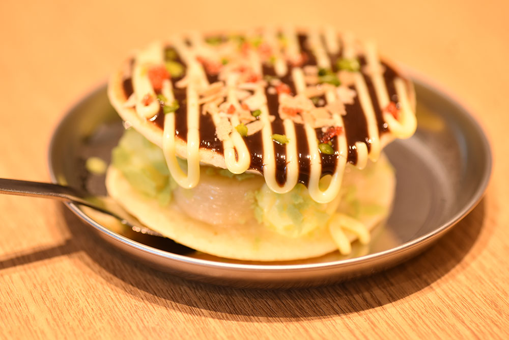 画像: 「たまちゃんのお好み焼き?!ひやっキンッパンケーキ」価格:660円