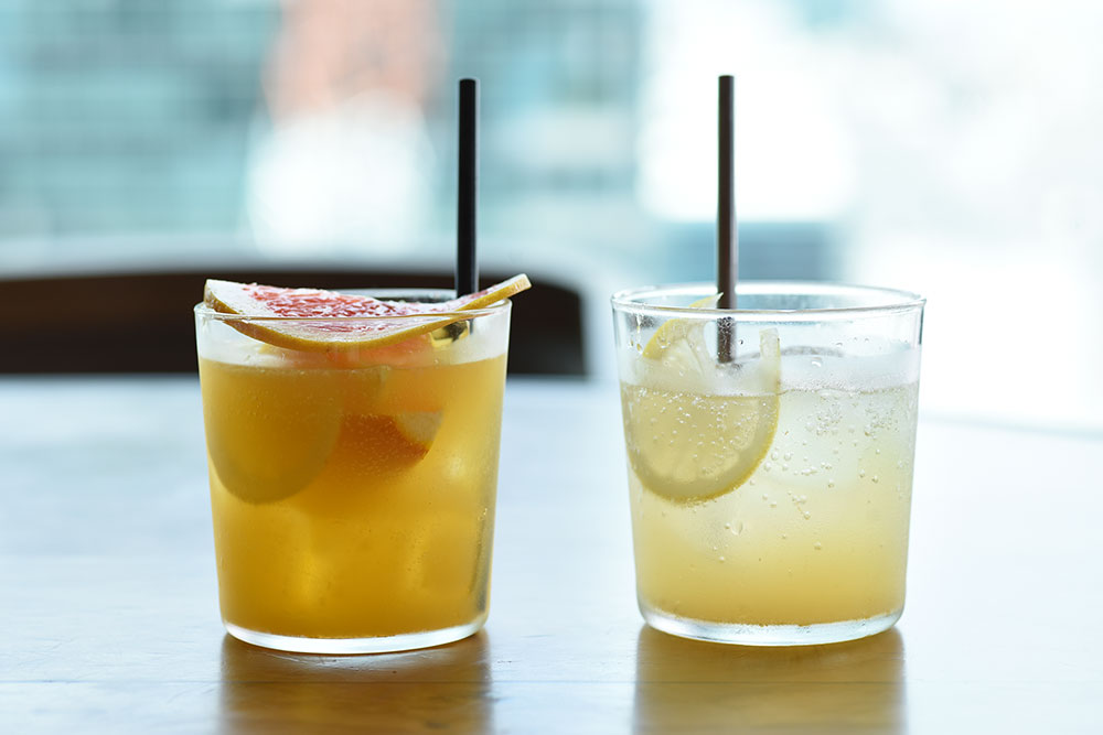 画像: 試飲用のドリンク(画像左:「バレンシアオレンジのカヴァパンチ」、画像右:「ボタニィ・レモンスカッシュ」)