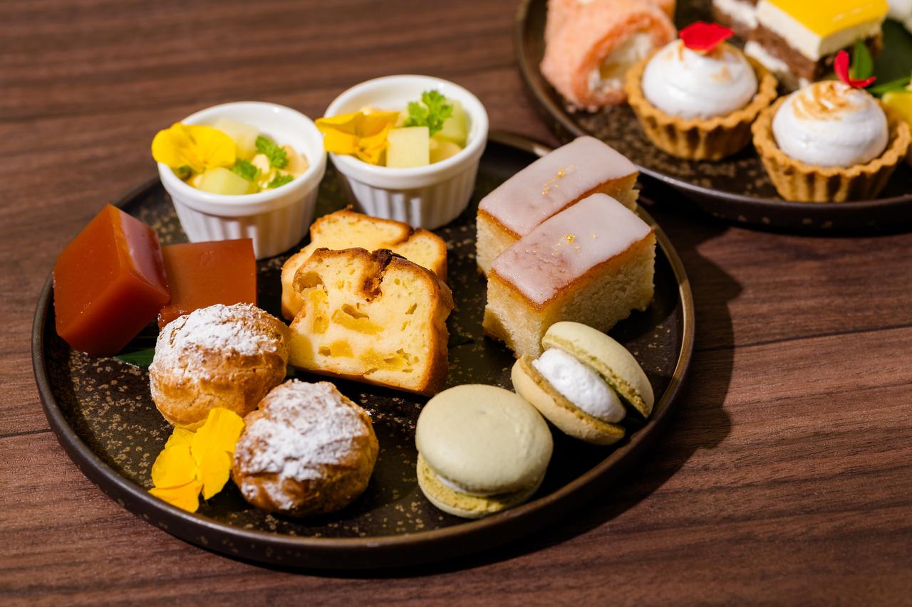 画像: 二の段：フィナンシェ ウィークエンドシトロン仕立て、パインと和光茶のケーキ など