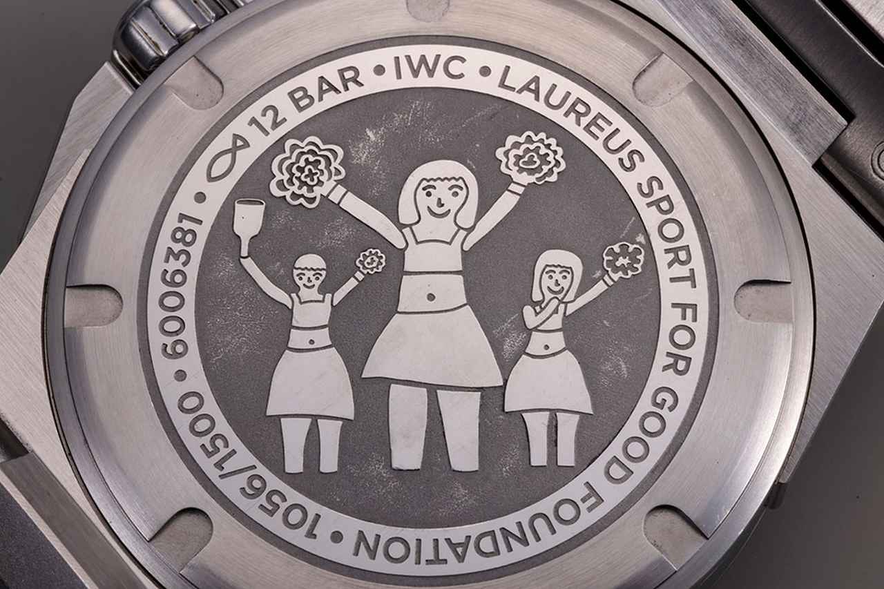 画像: 裏蓋には、IWCが毎年開催する絵画コンクールの最優秀作品をエングレービング
