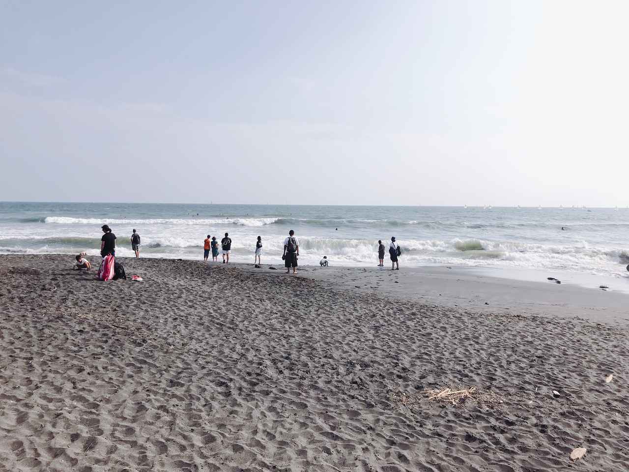 画像: 七里ヶ浜の海岸は大人気