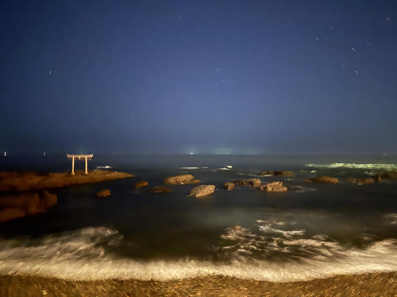 画像: つい最近行った大洗海岸は、風がとっても涼しかったです。肝心の写真がいまいちですが、神磯の鳥居の神聖力が強すぎてブレてしまっただけだと思います。そういうことにしておいてください