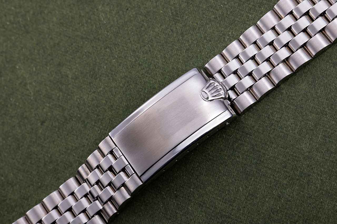 画像: アンティークならではのデベソバックル。現行モデルには見られない立体感が魅力だ