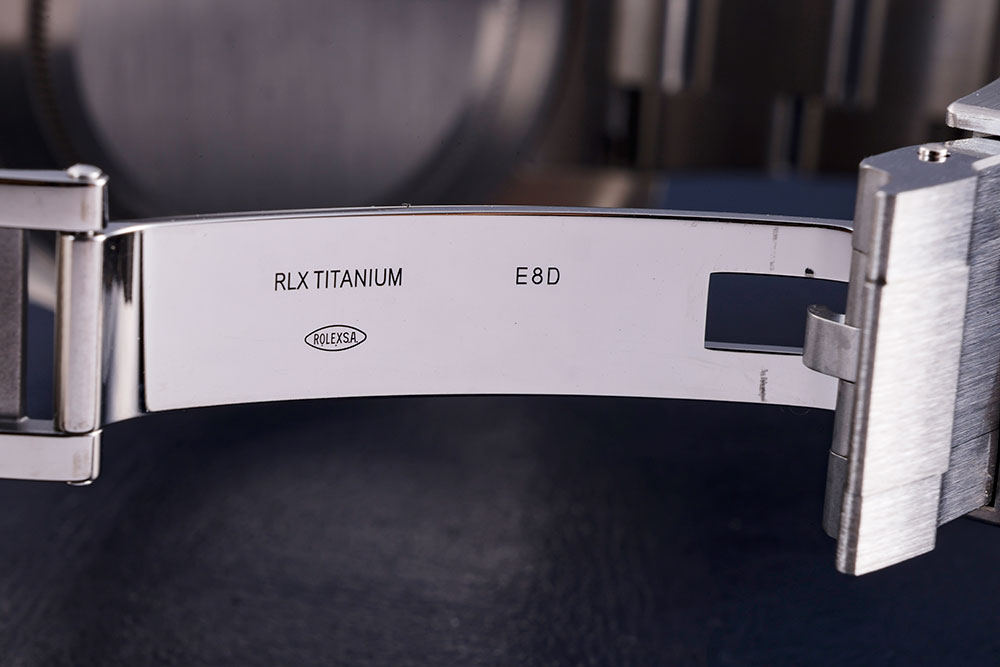 画像: バックル裏に刻まれた「RLX TITANIUM」。軽さと強さを両立するロレックス独自素材の証