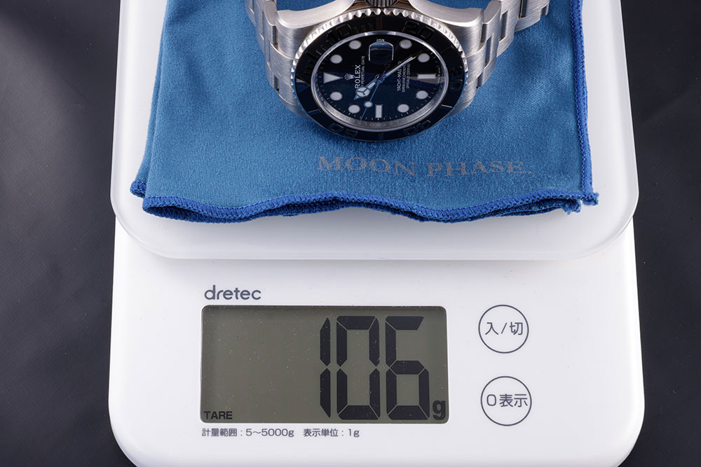 画像: ヨットマスター 42mm チタンは持った瞬間に軽さが際立つ106g。みかん1個分ほどの重量だ