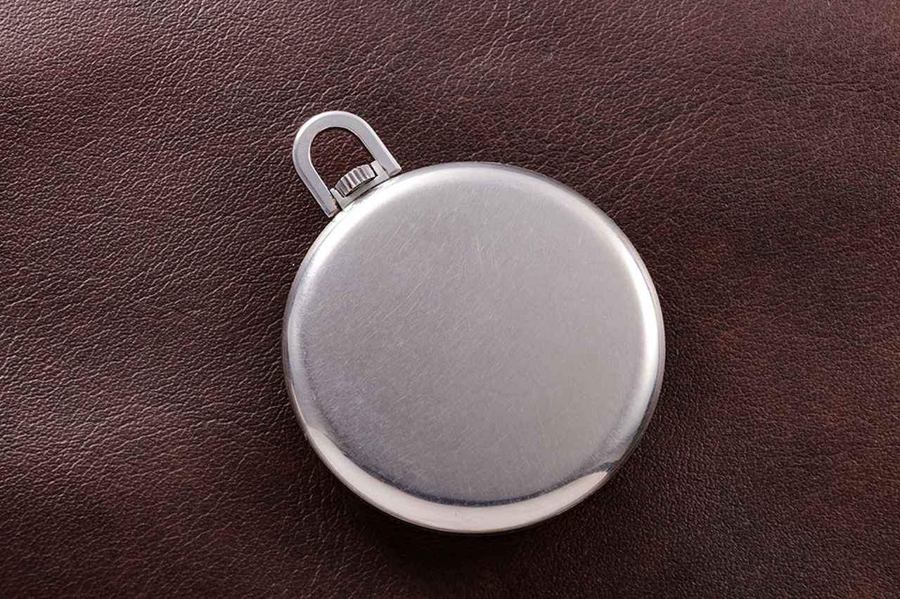 画像: スチールバックの裏蓋は無装飾でシンプル。質実な美しさが際立つ