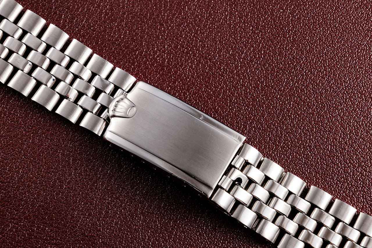 画像: 本個体には、巻きタイプのジュビリーブレスを装着。アンティークらしいセットだ