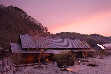 画像: <ひとりの贅沢>『一関温泉「世界遺産の隠れ宿 果実の森」・湯川温泉「山人-yamado-」(靖山樓メゾネットツインプラン)3日間』【1名1室確約】|クラブツーリズム