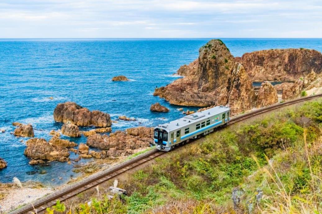 画像: ＜ひとり旅＞『５つの鉄道がつなぐ最果ての青森・秋田　絶景・文化・グルメを感じる ３日間』　バス席１人２席／１名１室確約｜クラブツーリズム