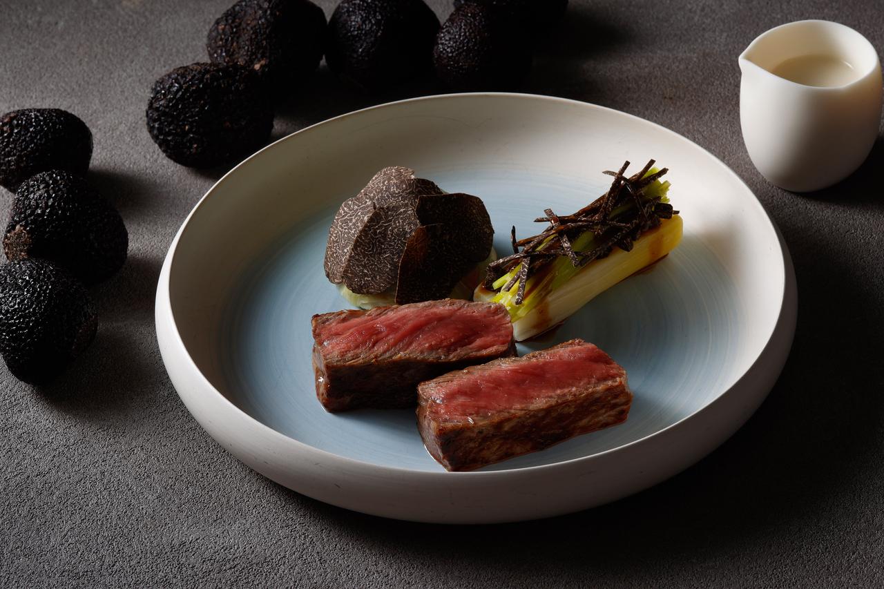 画像: 「和牛フィレの炭火焼 冬キャベツのファルシとポワローフォンダン 黒トリュフ」