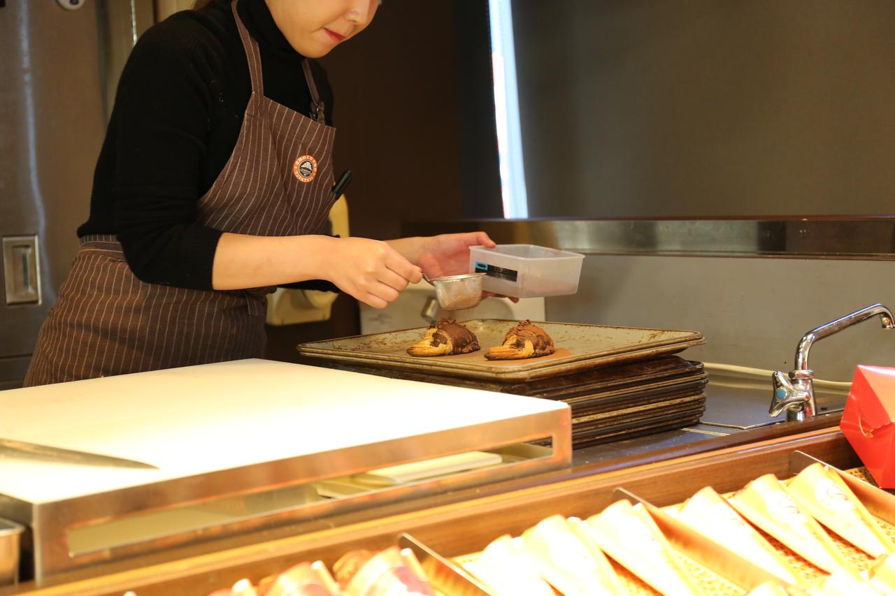 画像: 最後にココアパウダーをかければ、完成!