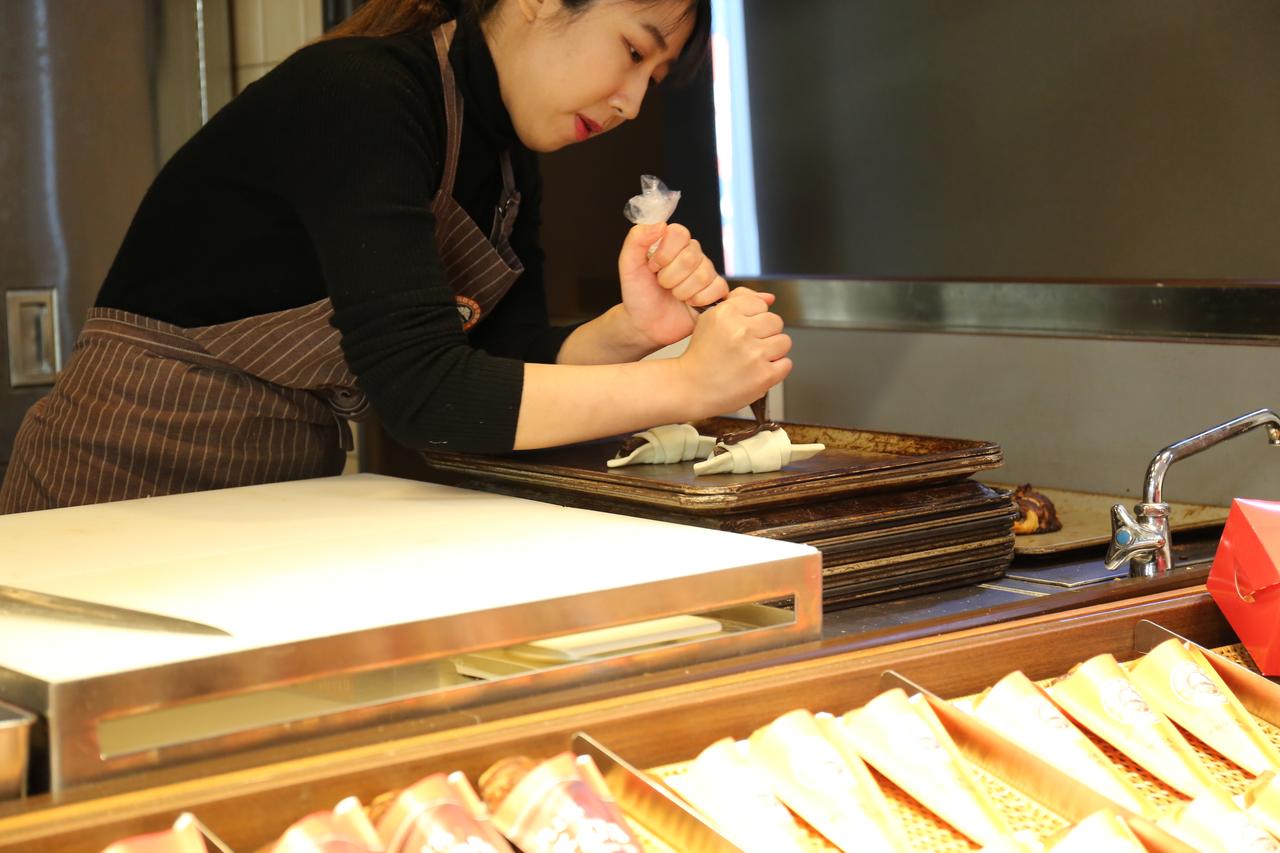 画像: チョコレートクリームを絞る