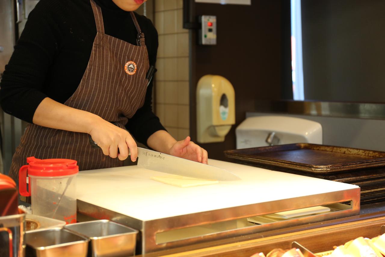 画像: パイ生地をカット