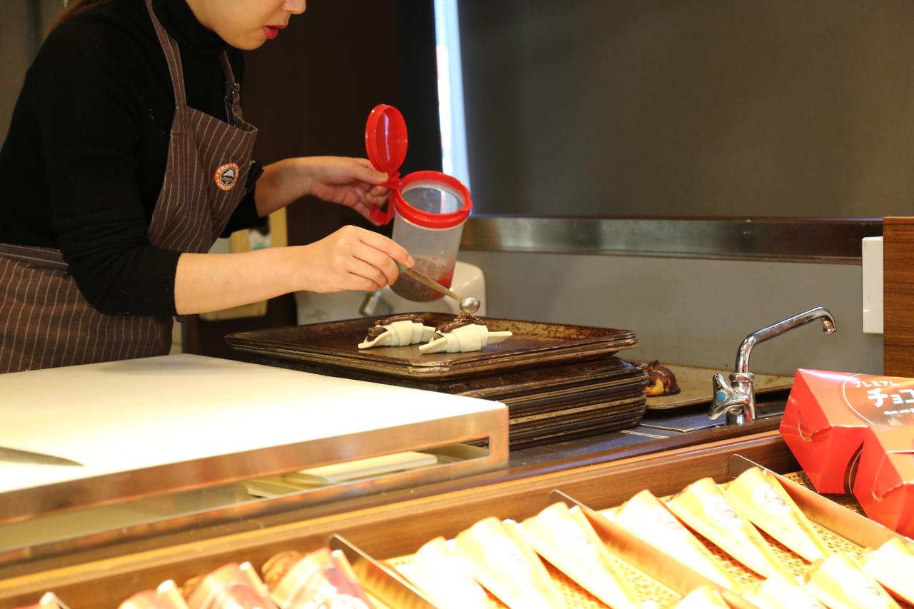 画像: フレーク状のキットカットをふりかける