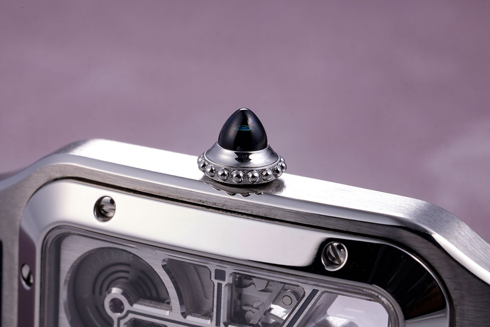 画像: リューズにはカボションをセット