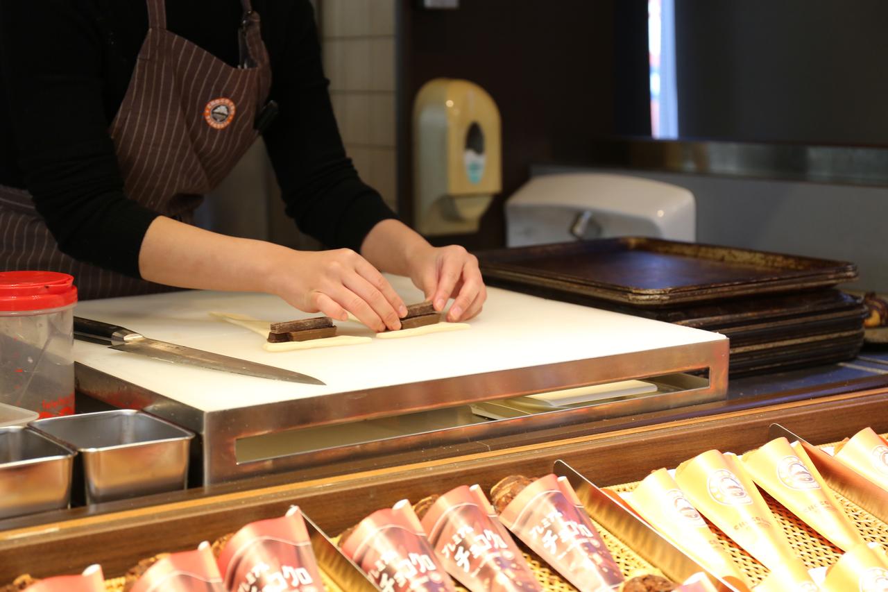 画像: サンマルクカフェのオリジナルチョコレートものせる