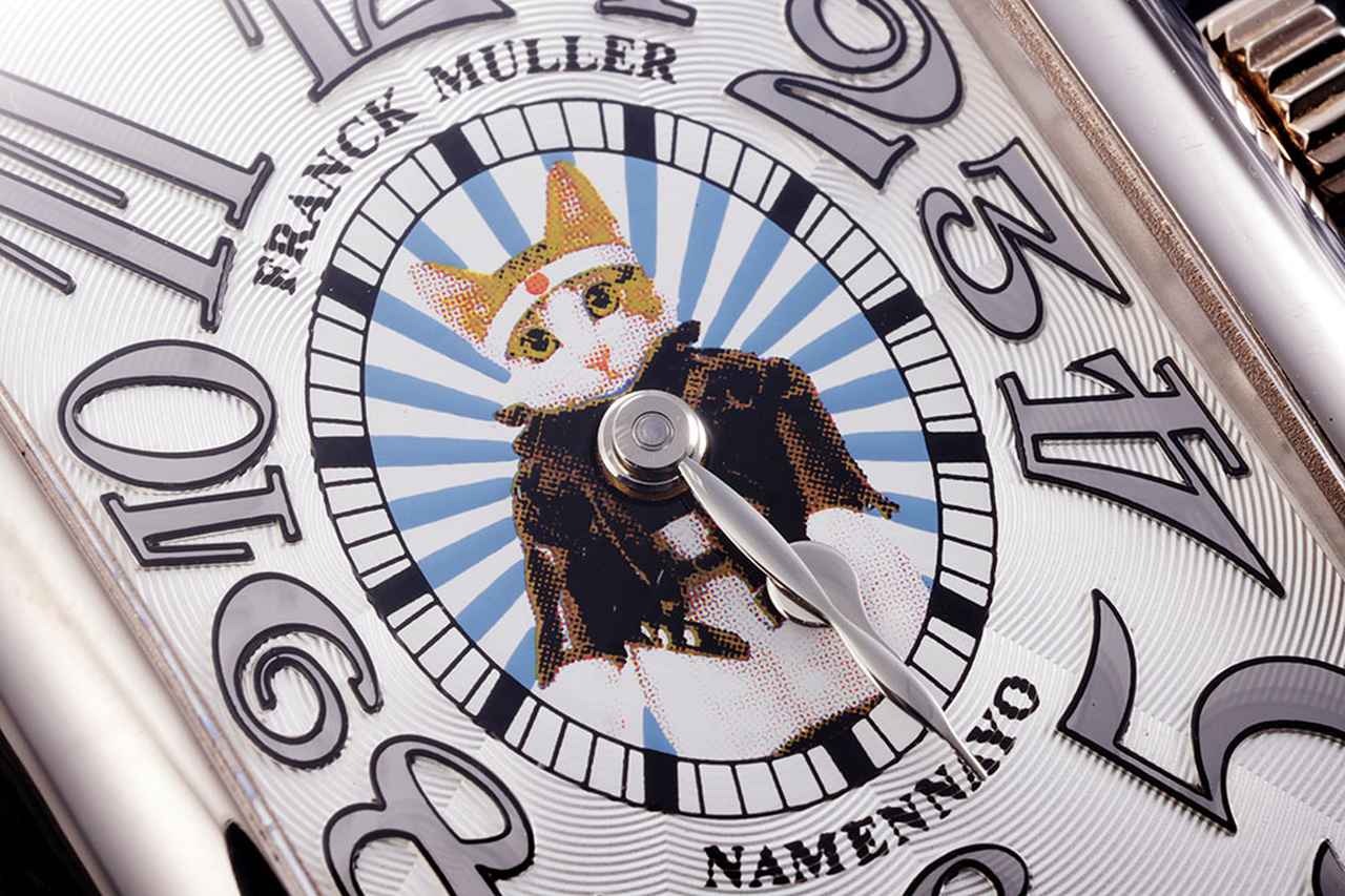 画像: 文字盤中央に鎮座する“なめ猫”の又吉。実はメスである