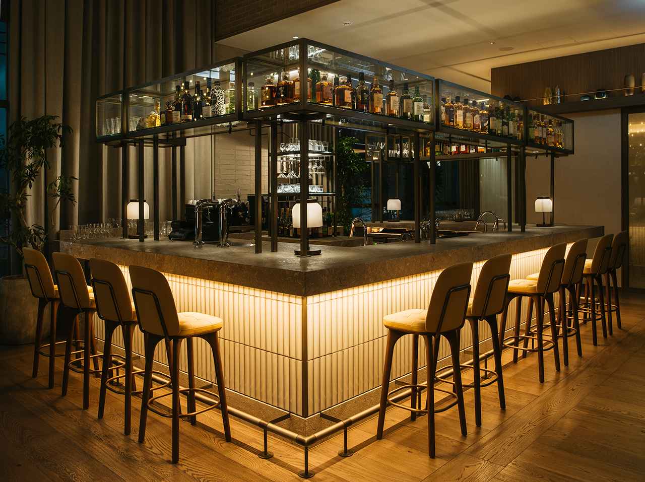 画像: 洗練されたデザインのバーカウンター