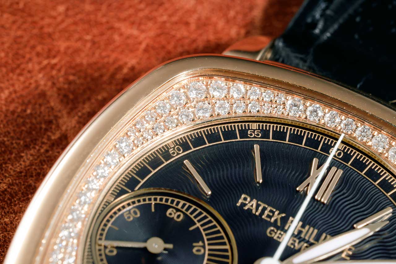 画像: 文字盤を縁取るダイヤが華やかさを際立たせる