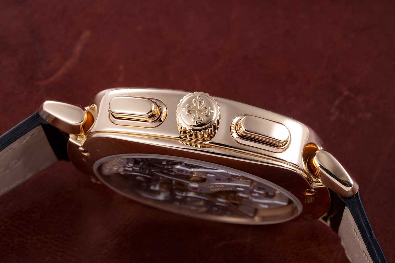 画像: リューズ側にはクロノグラフのプッシュボタンを配置