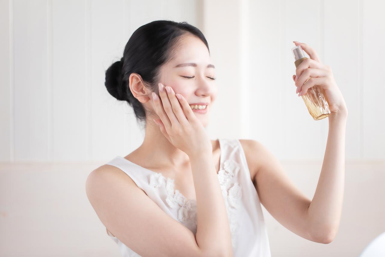画像: 肌が揺らぐ季節の変わり目にも使いたい! メイクキープミストの選び方とおすすめ商品 - singles (シングルス) - “おひとりさま”にフォーカスした情報サイト