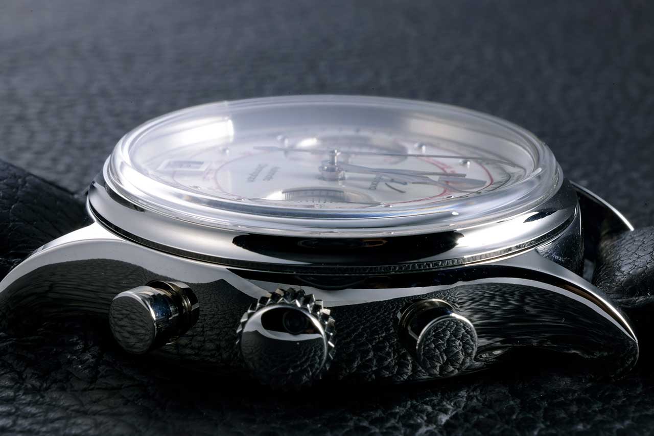 画像: 丸みを帯びたサファイヤクリスタルの風防