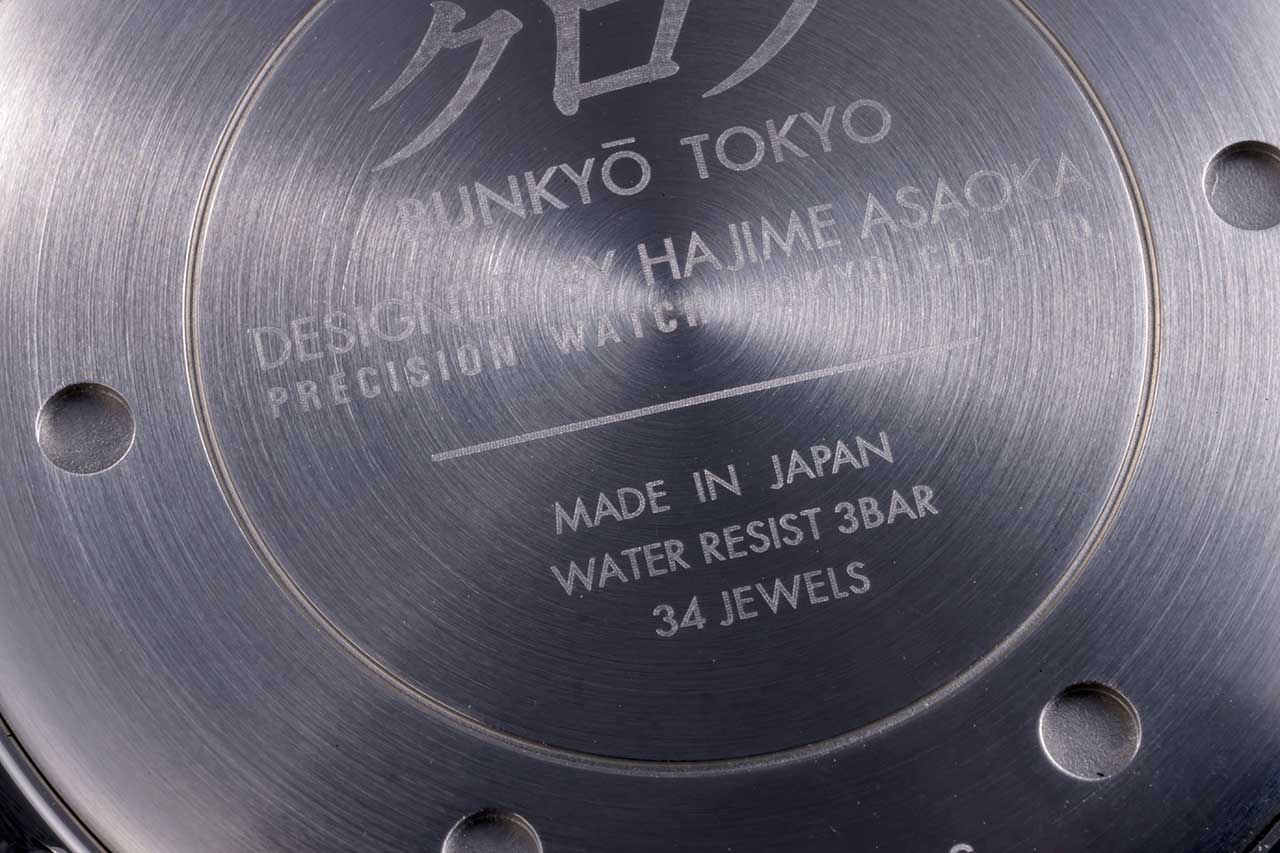 画像: 裏蓋中央にはブランド名や製造元、デザイナー名などの情報を印字