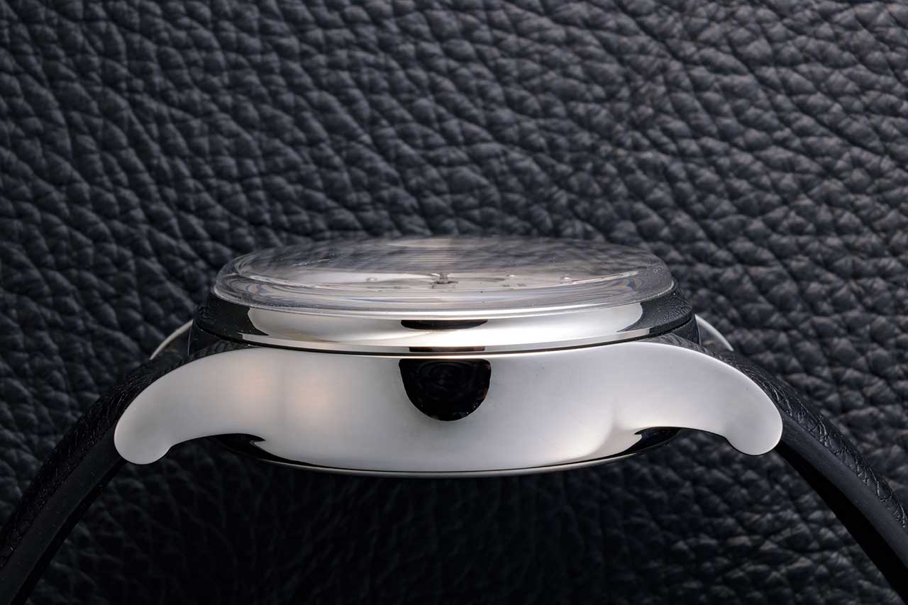 画像: ケースの厚みが力強い重厚感を生み出している