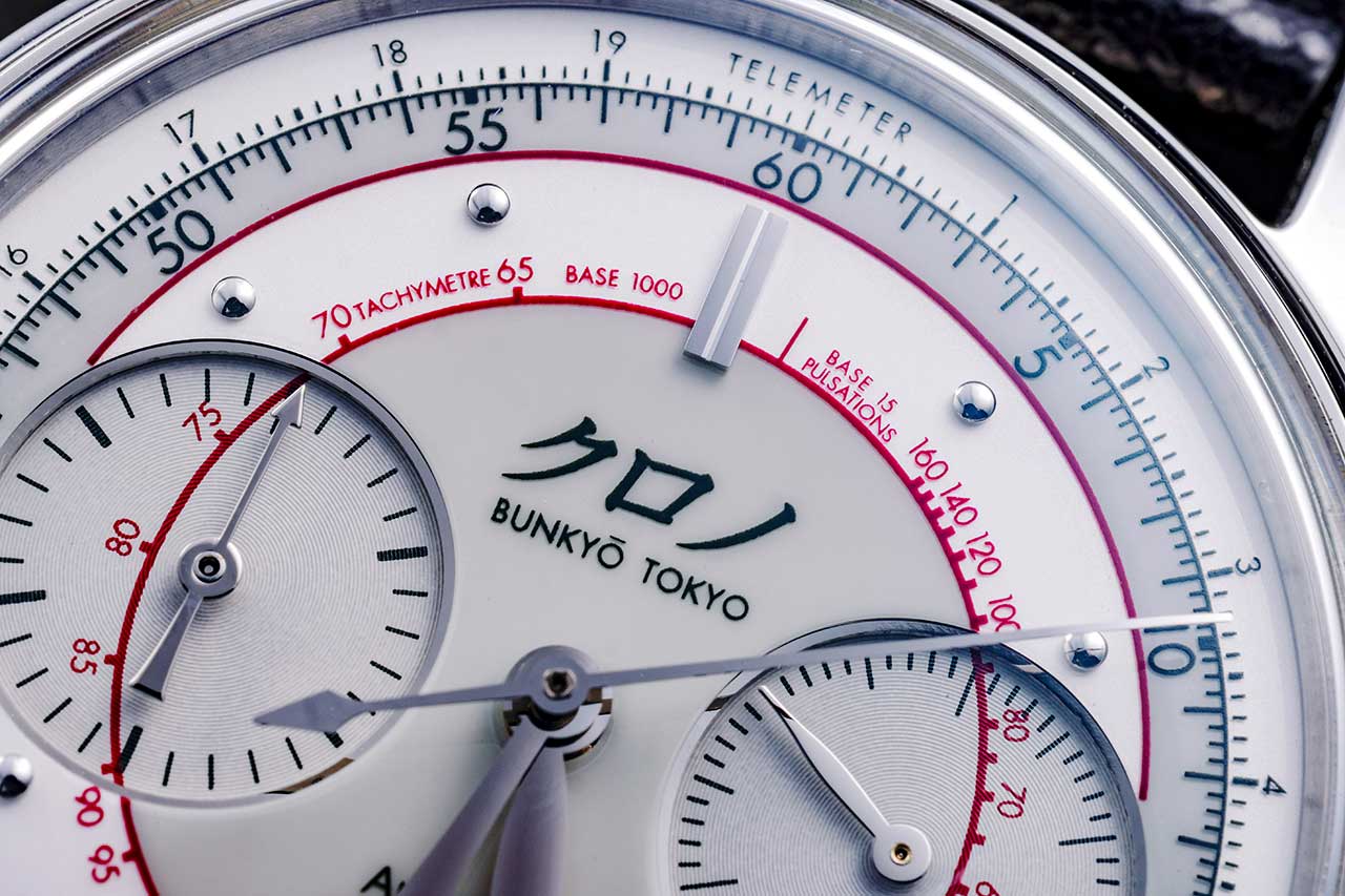 画像: 12時位置にはブランドロゴと「クロノ」のカタカナロゴが配され、レトロな雰囲気を演出