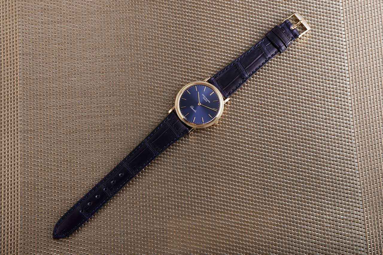 画像: 深いブルーの文字盤に合わせて、ストラップも同色で統一感を演出