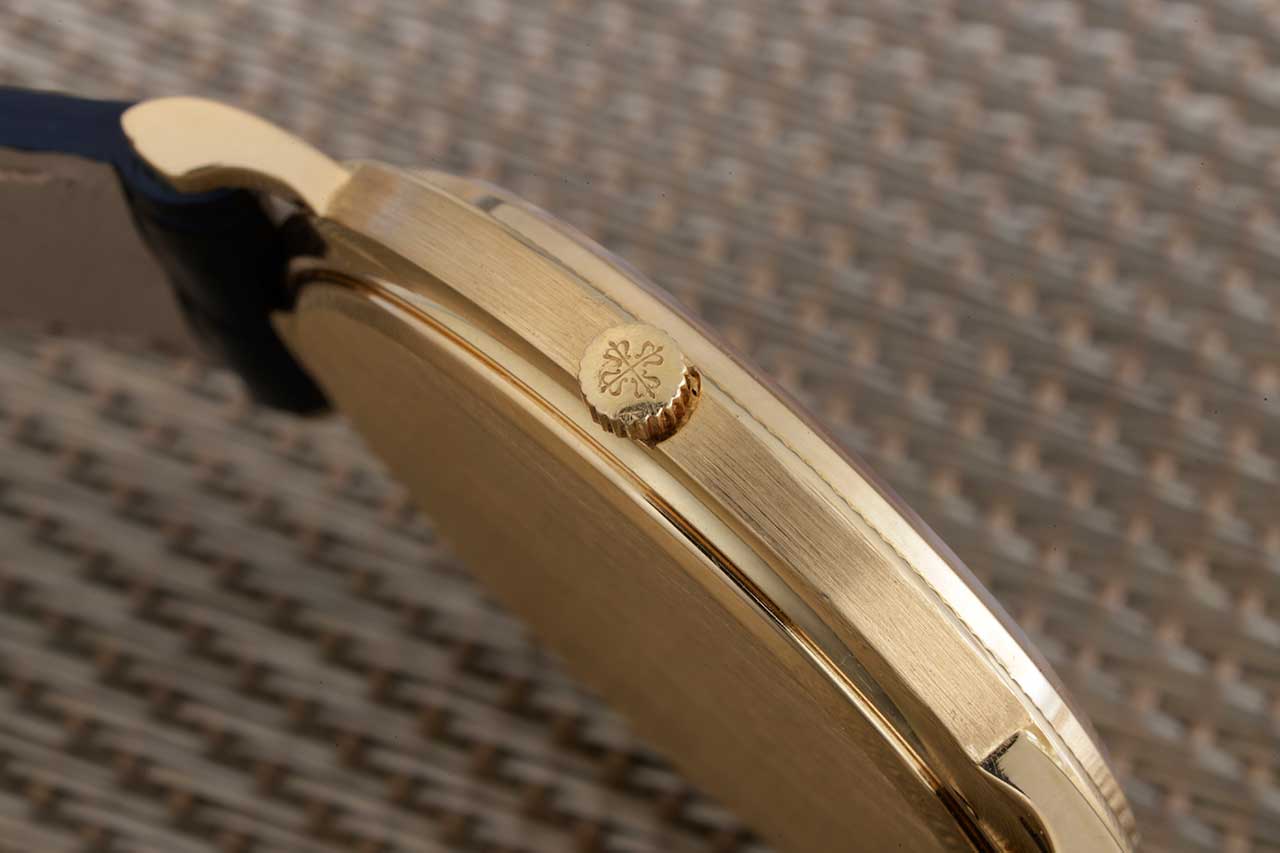 画像: 横顔のアクセントにもなる小さなリューズ。操作頻度の少ないクオーツならでは