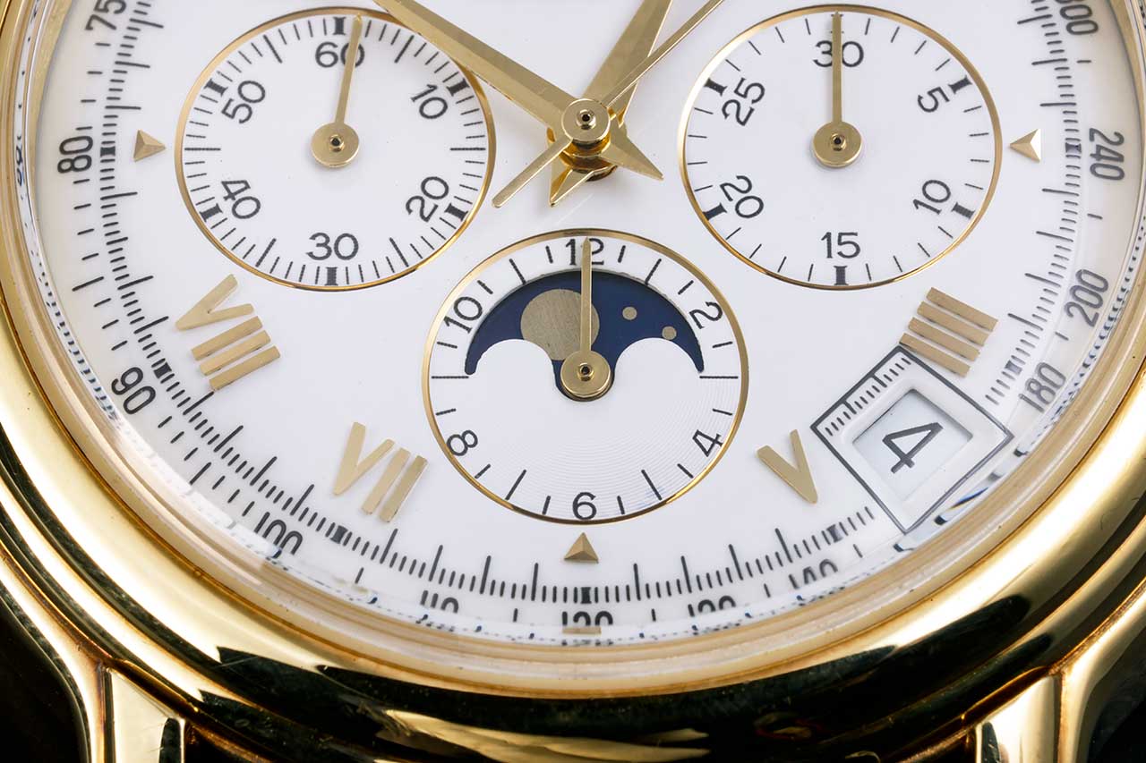 画像: 文字盤6時位置にはムーンフェイズを配置。クラシックな趣をいっそう引き上げている