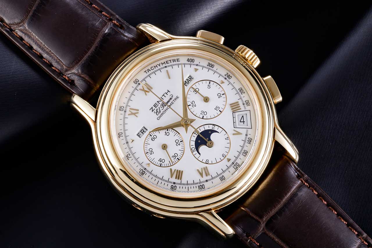 画像: ケースサイドにはプッシュボタンがふたつ。上がムーンフェイズの操作で、下が曜日操作だ