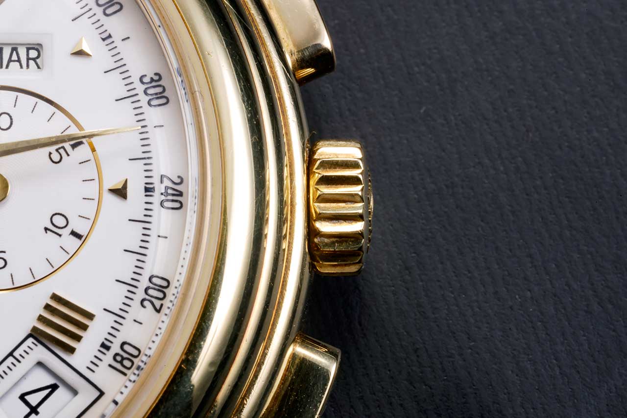 画像: リューズが押し込まれた状態でゼンマイを巻き上げる仕組み