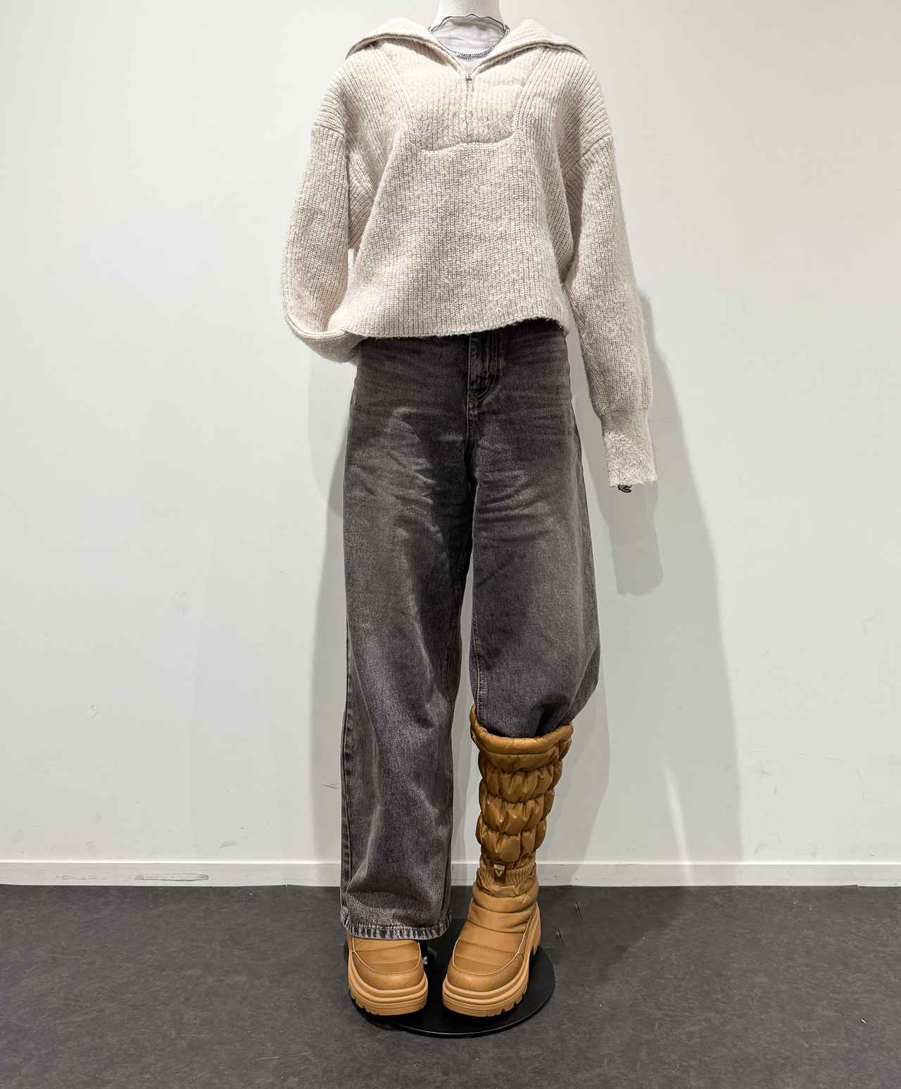 画像: 裏話ですが、マネキンの支柱が邪魔して両足レッグウォーマーの状態で撮れませんでした。けど、これはこれで違いが分かりやすくて結果オーライ