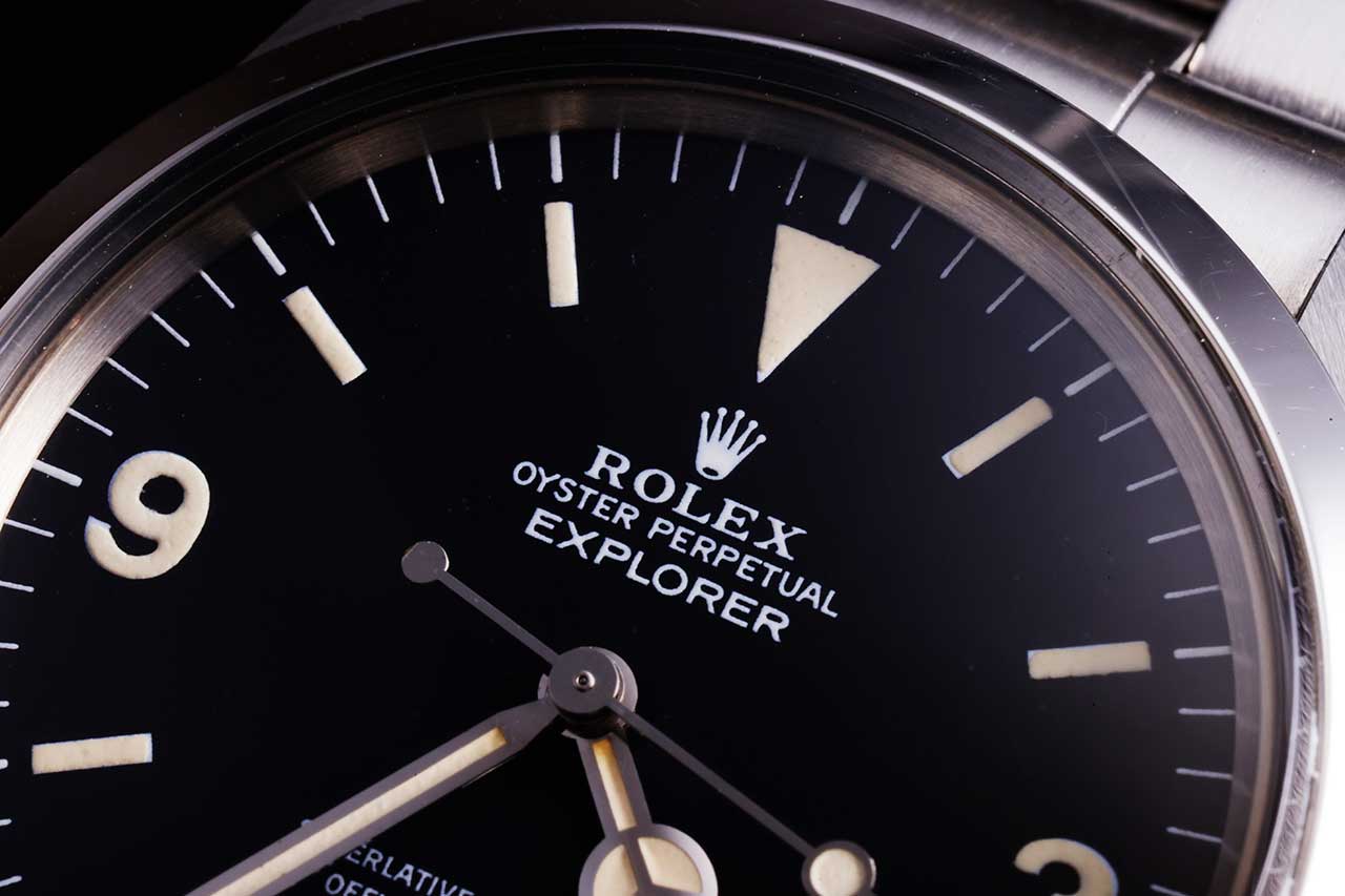 画像: 王冠ロゴと12時側の表記に、当時の質感がそのまま残る