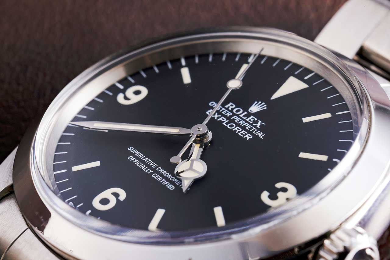 画像: シンプルなマットブラックのダイヤル