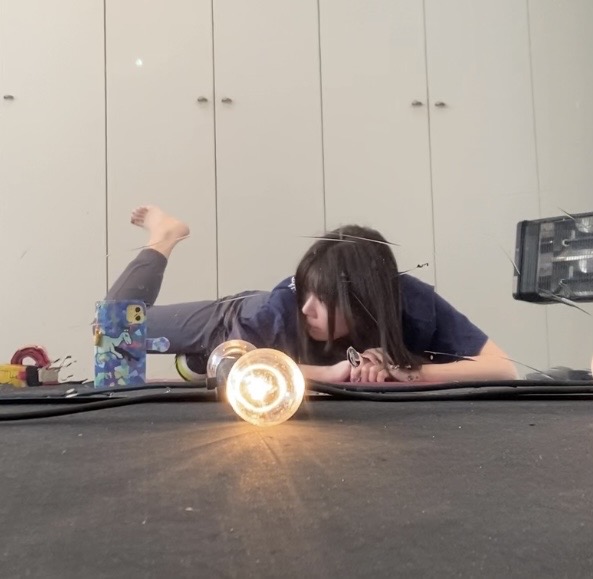 画像: ヨガ中の生田晴香