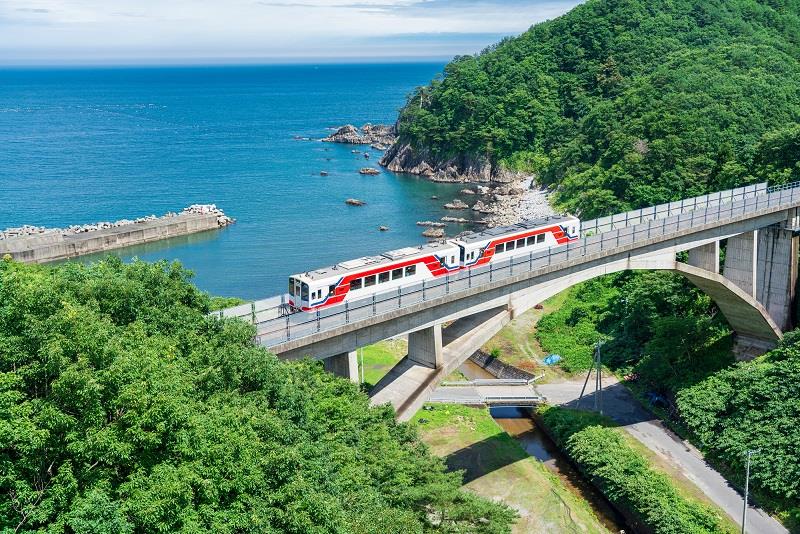 画像: 【ひとり旅/JR】幻想的な「龍泉洞ナイトドラゴンブルー」・「三陸鉄道こたつ列車」に乗車!2日間|クラブツーリズム