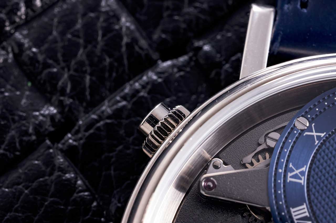 画像: ケース左上、10時方向に配置されたプッシュボタンが日付調整用。リューズは通常どおり時刻調整を担っている