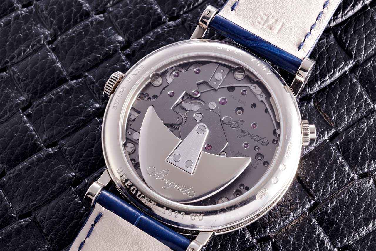 画像: シースルーバック仕様のケース。独特な形状のローターが印象的