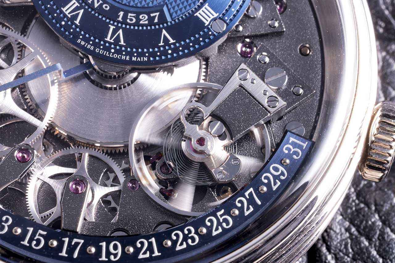 画像: 文字盤右下で鼓動を刻むテンプ。動きが表情に変化を与える