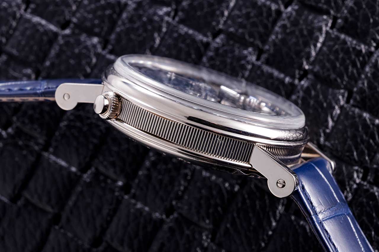 画像: ケースサイドに施されたコインエッジ装飾。ブレゲの伝統的な意匠だ