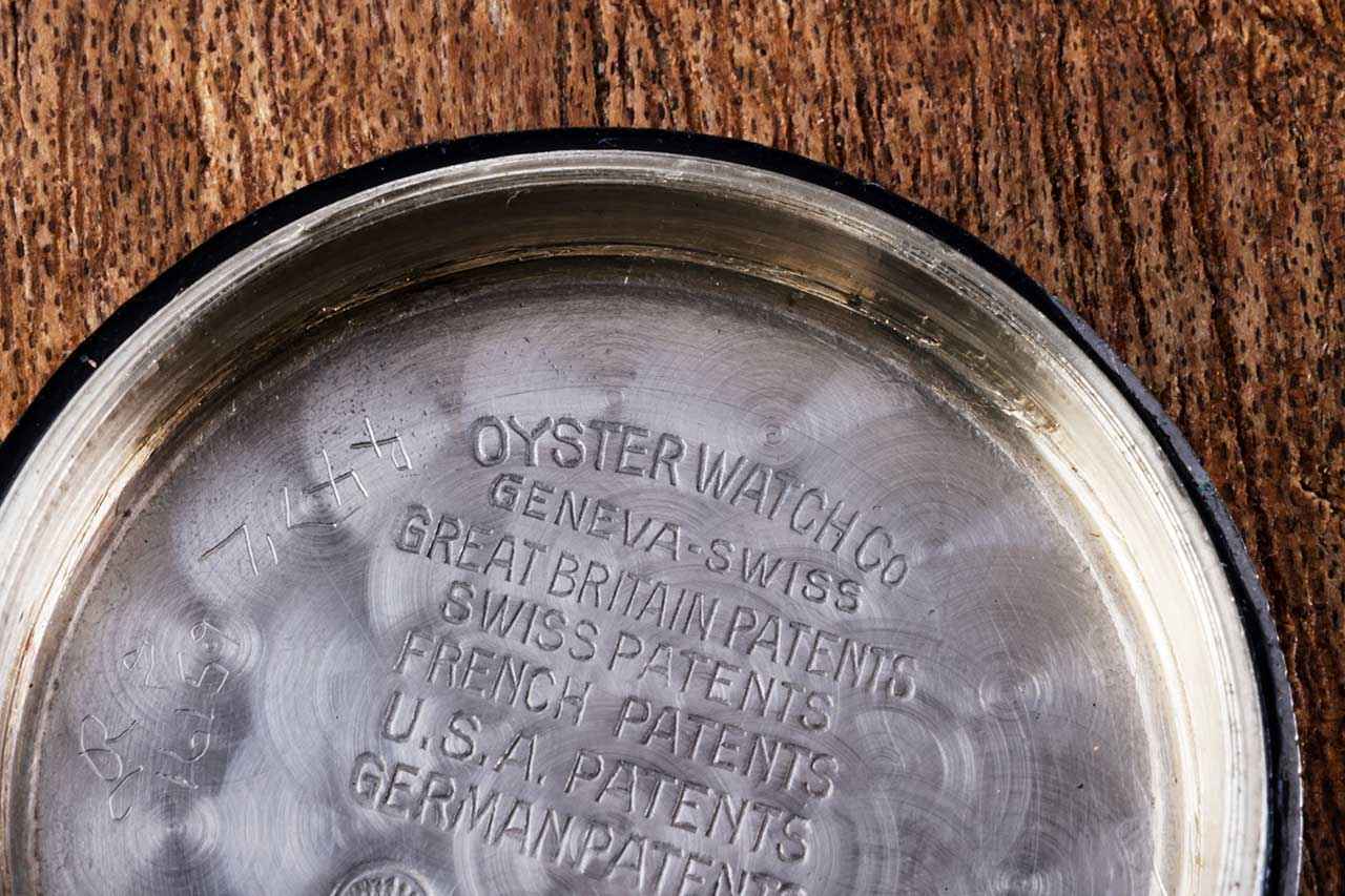 画像: 一番上にはケース製造を担っていた「OYSTER WATCH Co.」の名が刻まれている。ロレックスが現在の体制へと移行していく過渡期を示すディテールである
