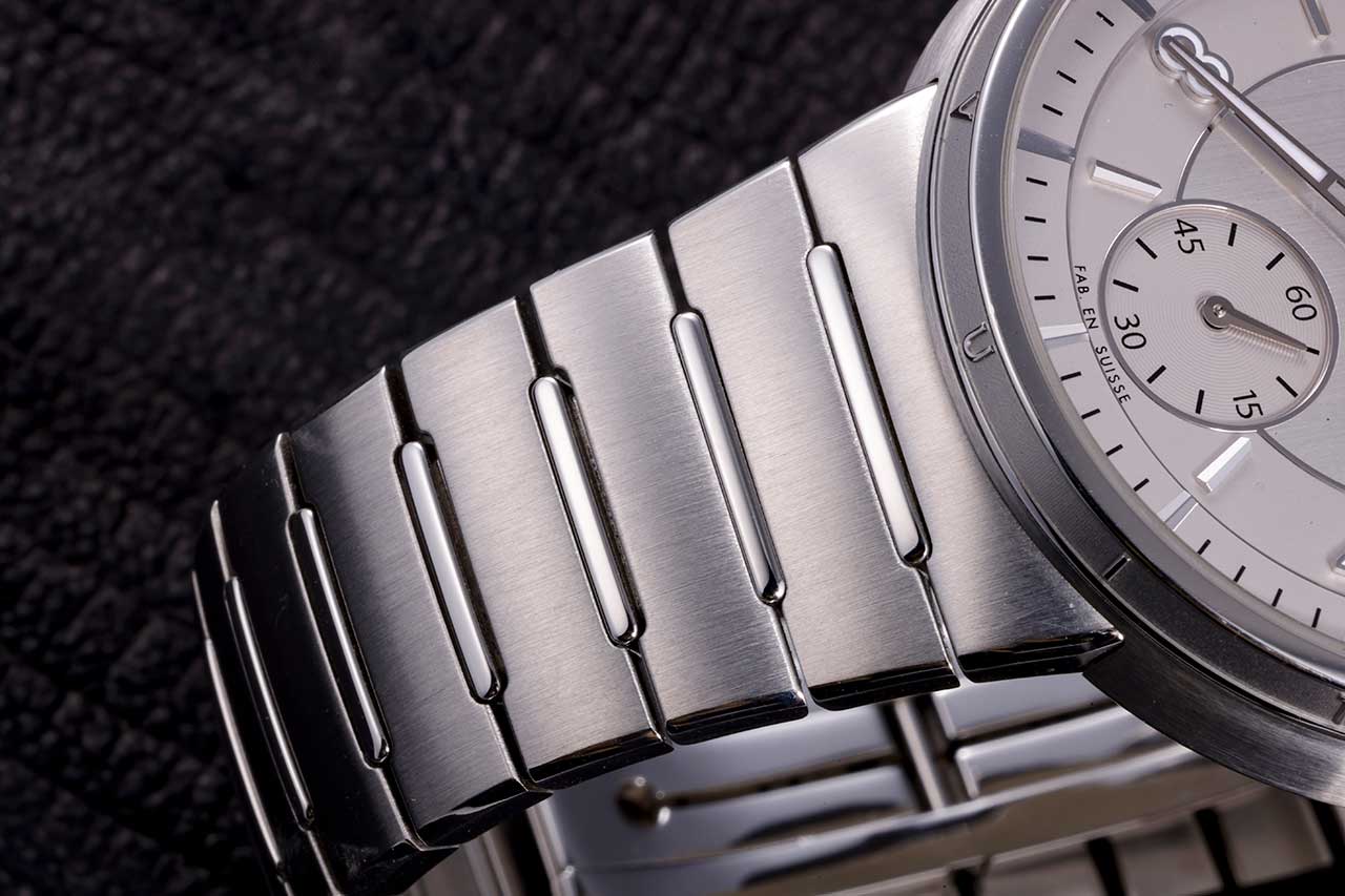 画像: ケースからシームレスにつながるブレスレット