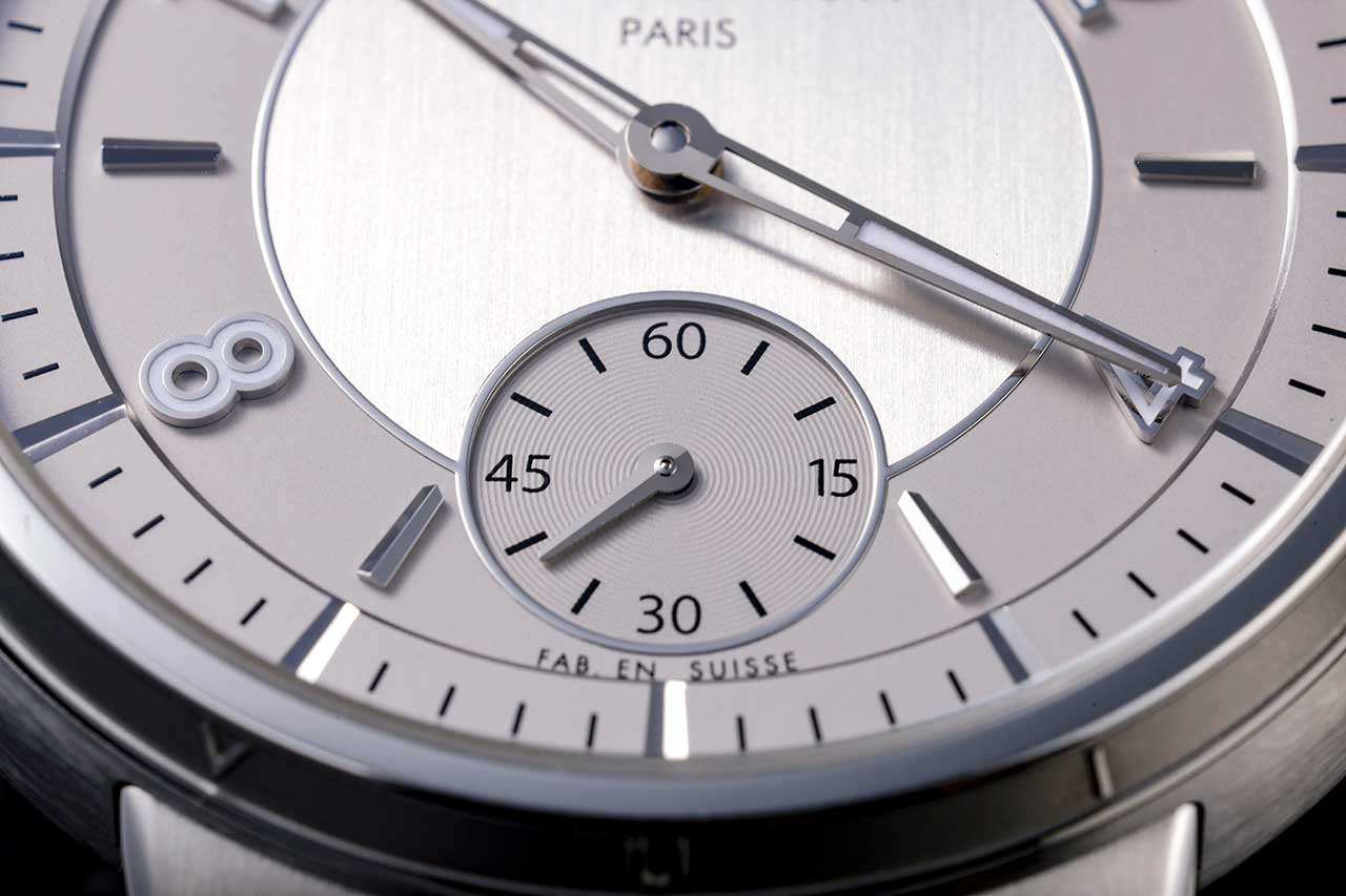 画像: 6時位置のスモールセコンド。段差のある文字盤構造のなかで、さらに一段低い位置に配置されている